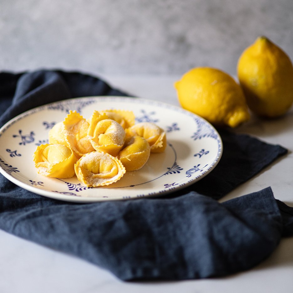 Tortelli con Robiola di Roccaverano e limoni di Sorrento Tortelli con Robiola di Roccaverano e limoni di Sorrento